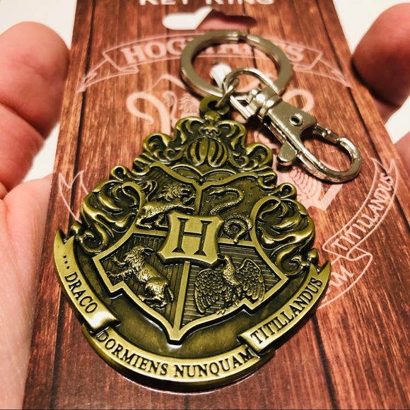 Hogwarts Crest Keychain - Picture 1 of 4